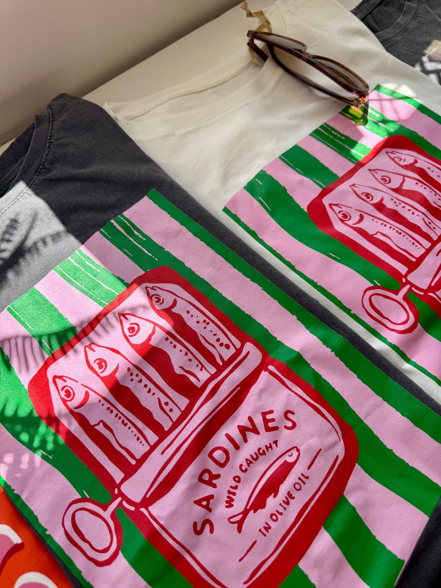 Sardines Tee White - Pink/green