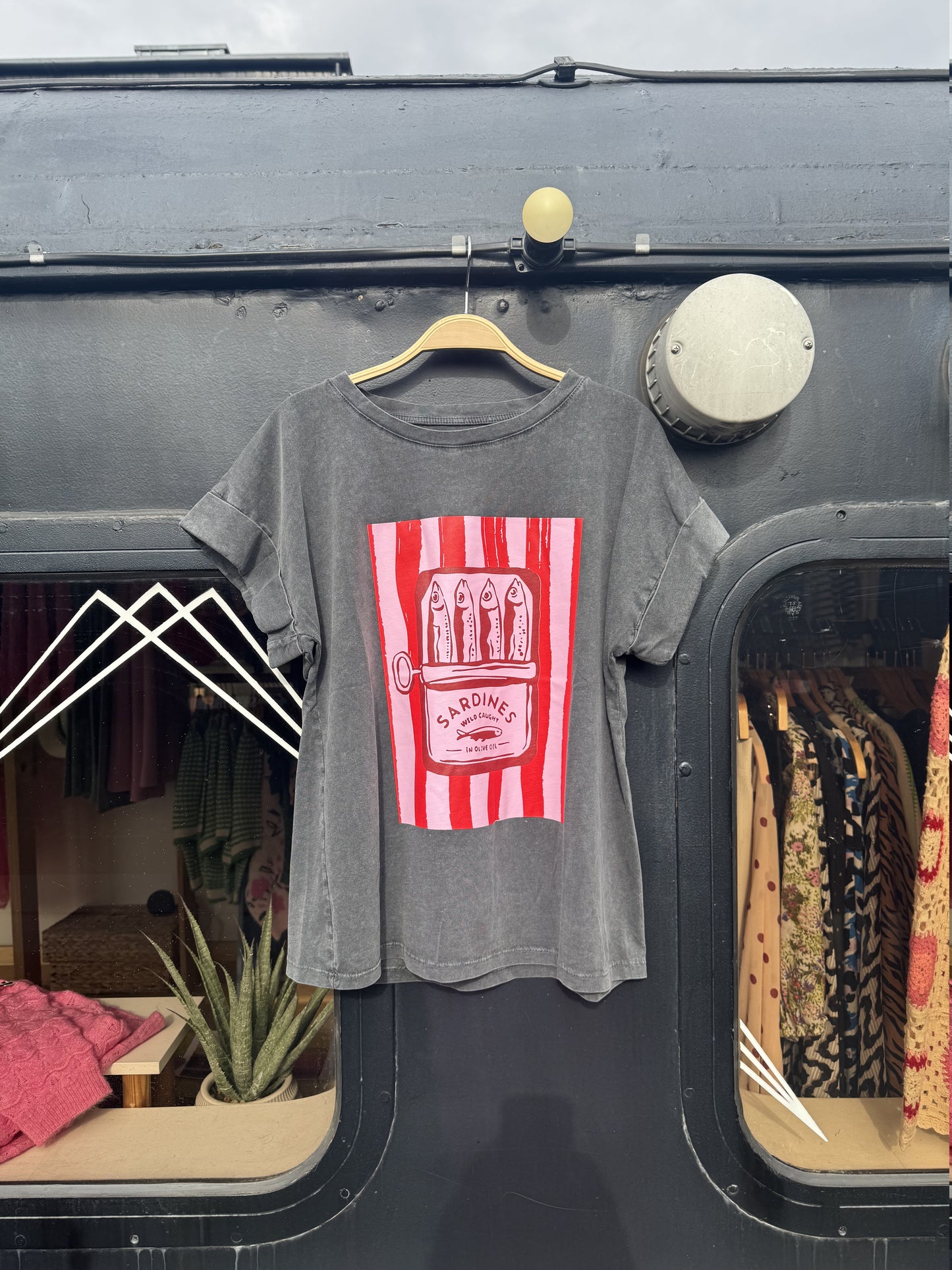 Sardines Tee - Pink/red